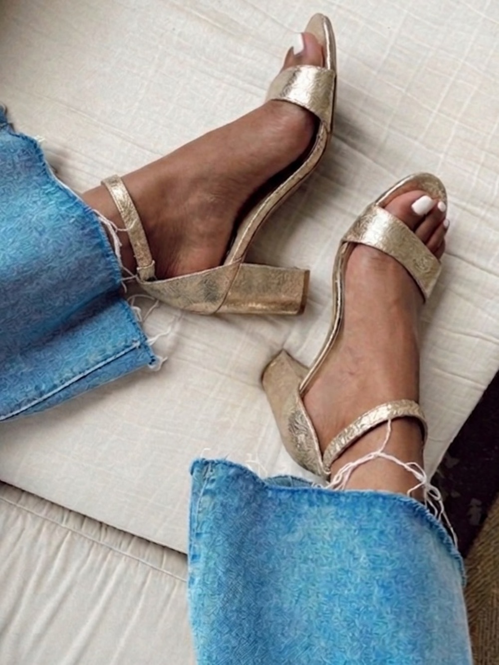 GUESS Gold Metallic Block Heel Ankle Strap Sandals Size 8 Vacation Party Holiday